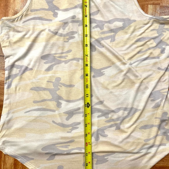 💲8️⃣ Bundle 2 Tanks Shop Wanna B Pastel Camo & Body Central Grey Textured Front - Picture 2 of 14